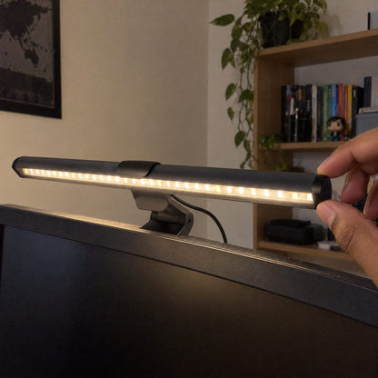 Clara · Barra de luz pra monitor (detalhe)