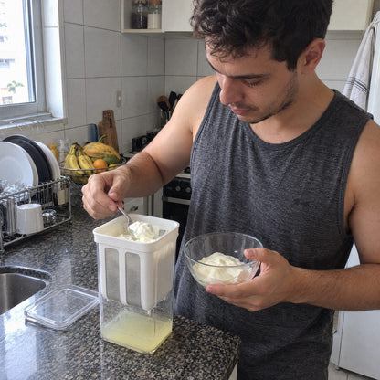 Grega · Coador de iogurte grego (em uso)