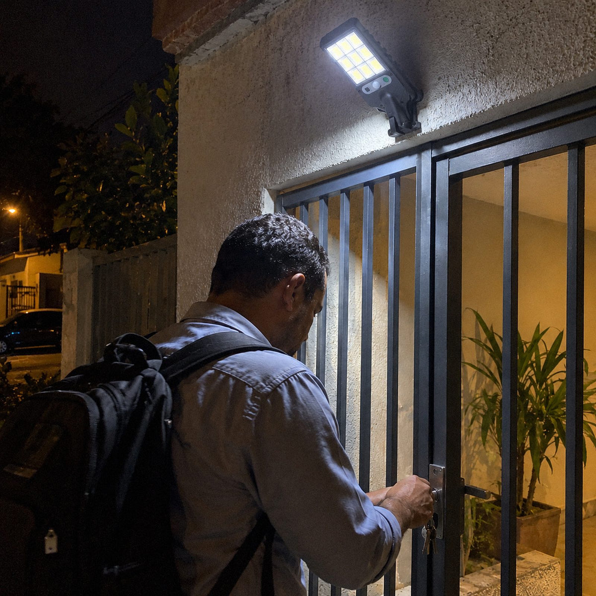 Clarão · Luminária solar com sensor de presença (em uso)