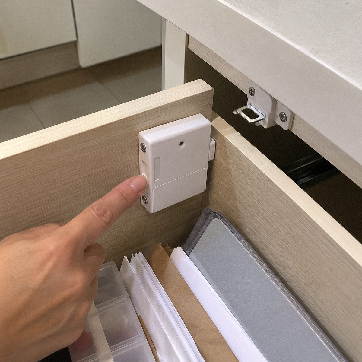 Segredo · Fechadura invisível por aproximação (detalhe)