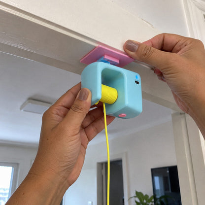Pardal · Brinquedo de porta automático pra gato (detalhe)