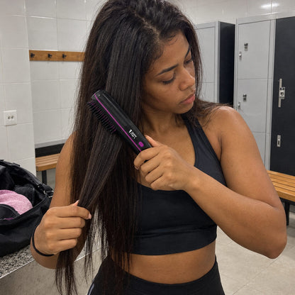Lisa · Escova alisadora sem fio (em uso)