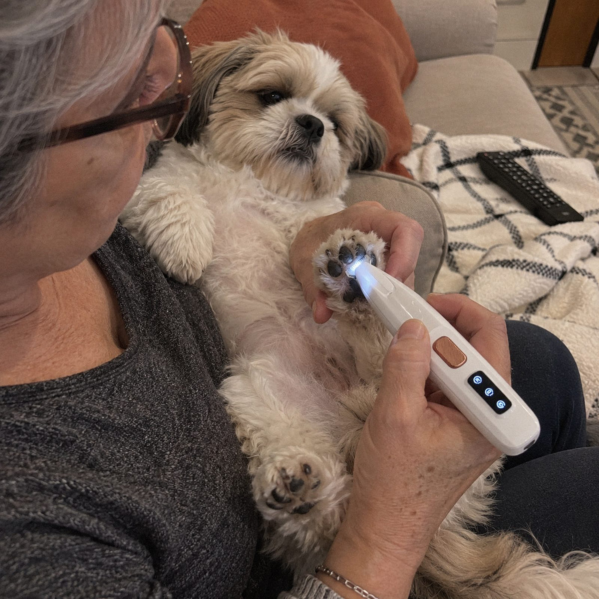 Tosinha · Aparador de patas pet com LED (em uso)