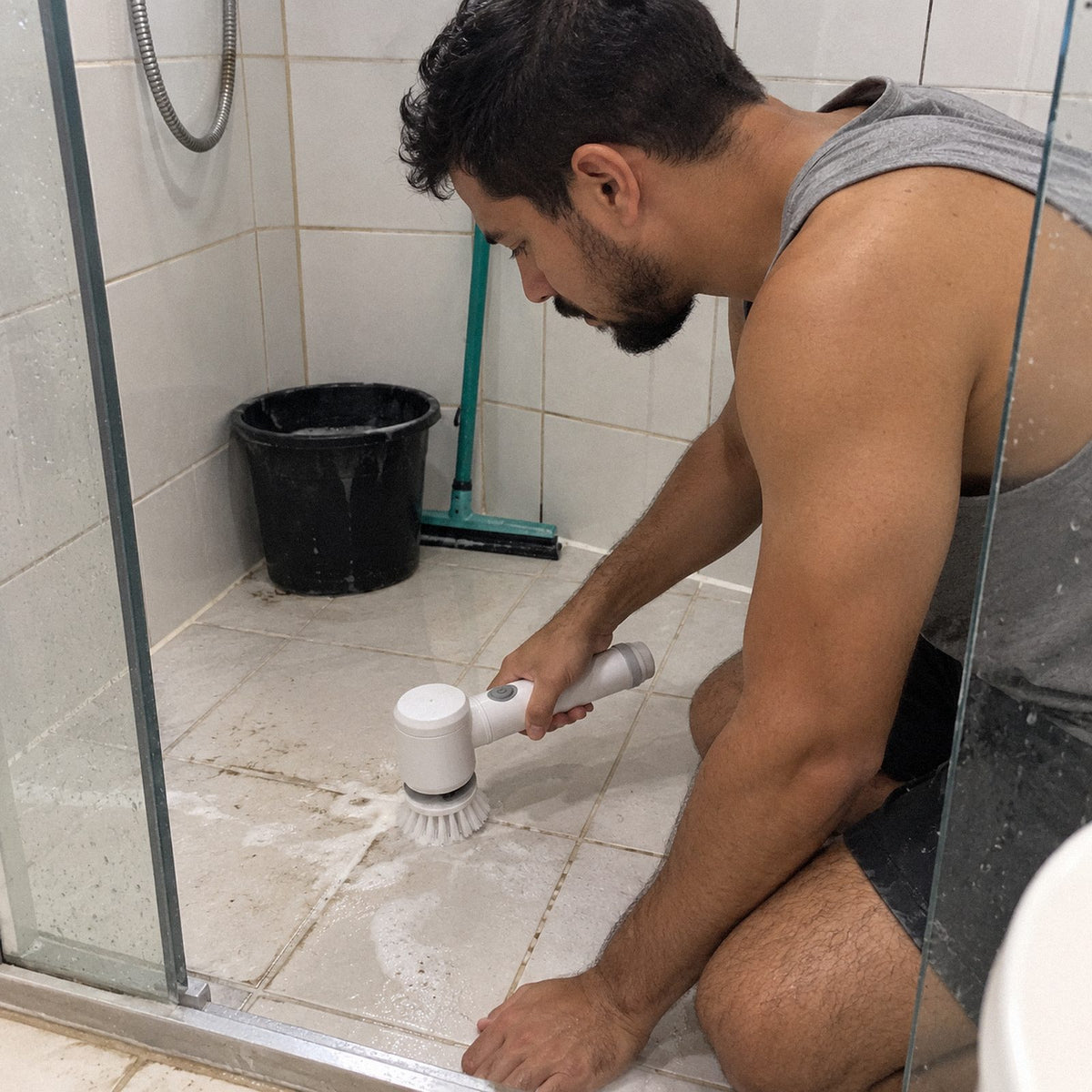 Faxina · Escova elétrica giratória de limpeza (em uso)