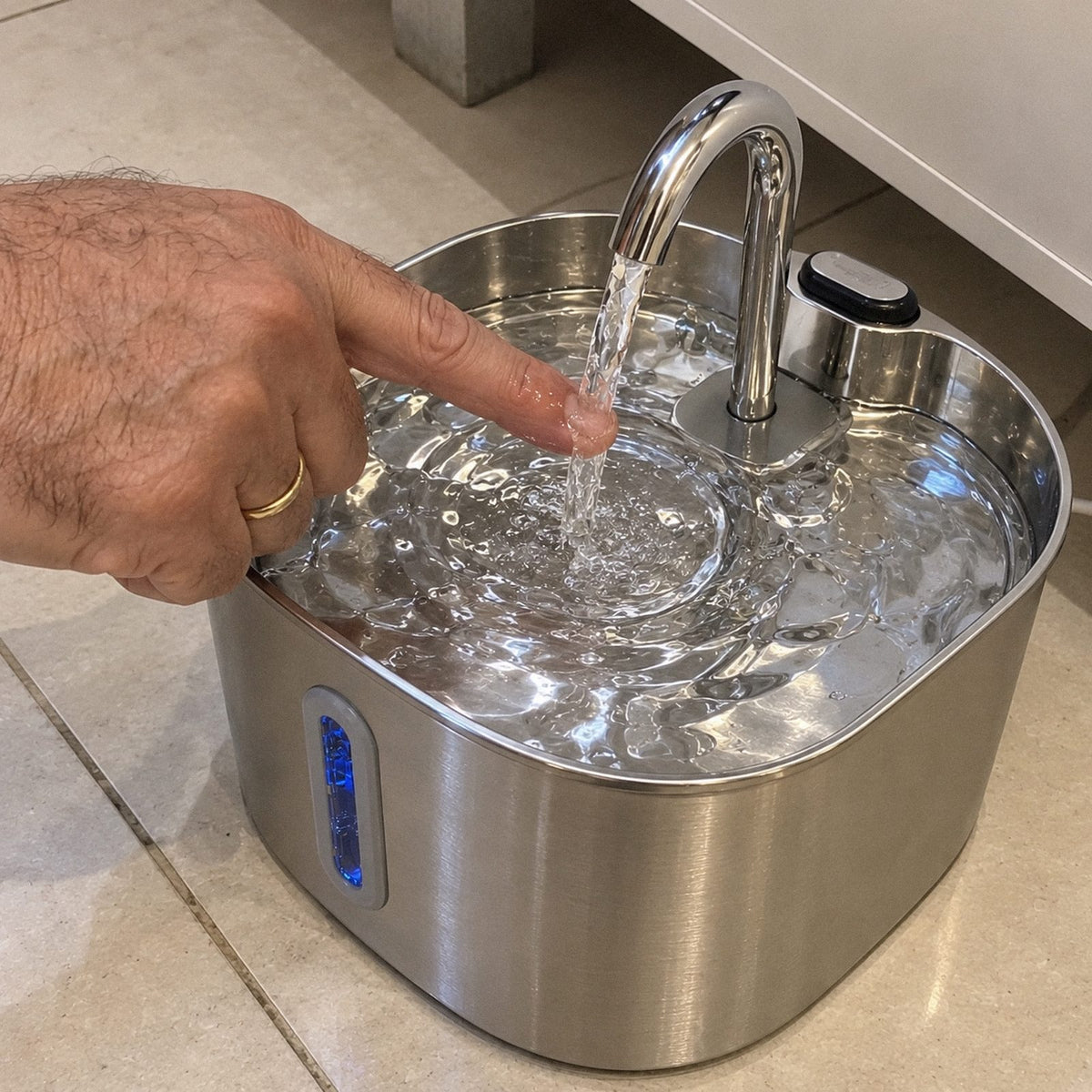 Cascata · Fonte de água inox pra pet (detalhe)