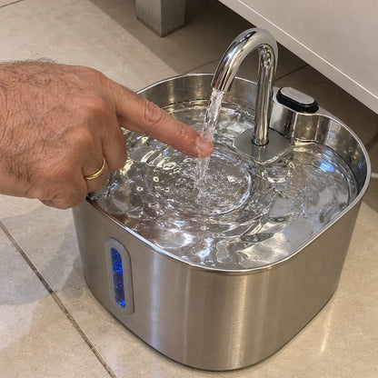 Cascata · Fonte de água inox pra pet (detalhe)